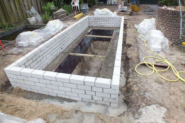 images/renee vijver/3 uitzetten en storten beton voor een strakke vijver-635x424-096