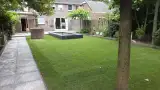 images/renee vijver/leggen van een schellevis tegel 60x60x5 pad naar achtertuin-160x90-ebc