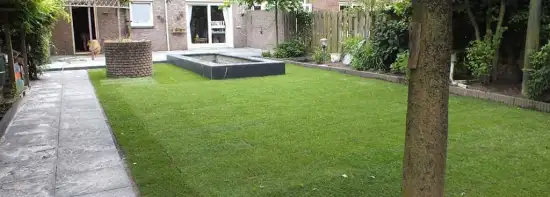 images/renee vijver/leggen van een schellevis tegel 60x60x5 pad naar achtertuin-550x197-afb