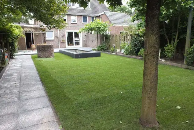 images/renee vijver/leggen van een schellevis tegel 60x60x5 pad naar achtertuin-635x424-1d3