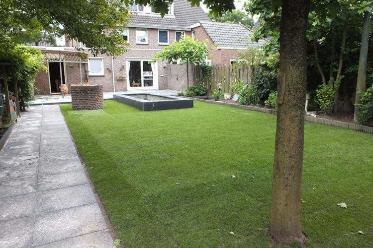 images/renee vijver/leggen van een schellevis tegel 60x60x5 pad naar achtertuin-750x500-296