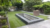 images/renee vijver/strakke vijver in een groen gazon. de vijver steekd 30 cm boven de grond uit vught hovenier-210x118-9d0