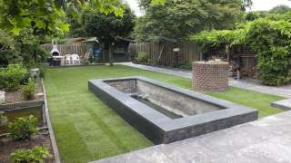 images/renee vijver/strakke vijver in een groen gazon. de vijver steekd 30 cm boven de grond uit vught hovenier-320x180-817