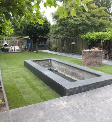 images/renee vijver/strakke vijver in een groen gazon. de vijver steekd 30 cm boven de grond uit vught hovenier-390x424-4a8