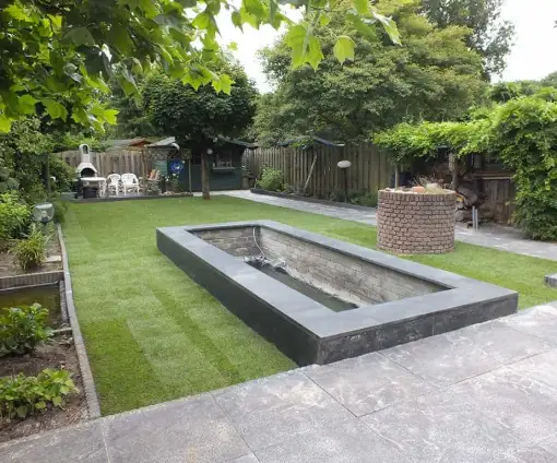 images/renee vijver/strakke vijver in een groen gazon. de vijver steekd 30 cm boven de grond uit vught hovenier-510x424-8ef