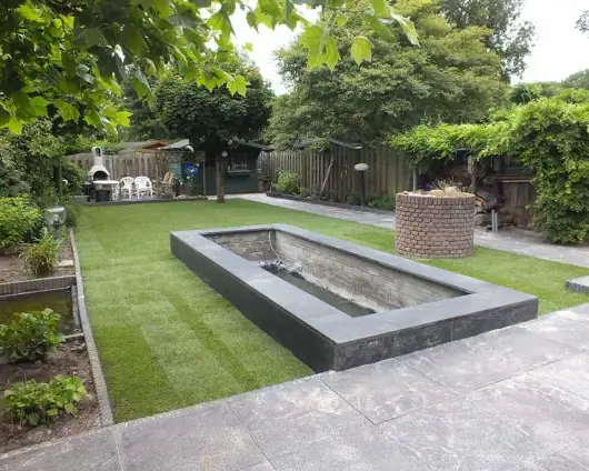images/renee vijver/strakke vijver in een groen gazon. de vijver steekd 30 cm boven de grond uit vught hovenier-530x424-a9d