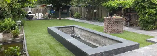 images/renee vijver/strakke vijver in een groen gazon. de vijver steekd 30 cm boven de grond uit vught hovenier-550x197-afb