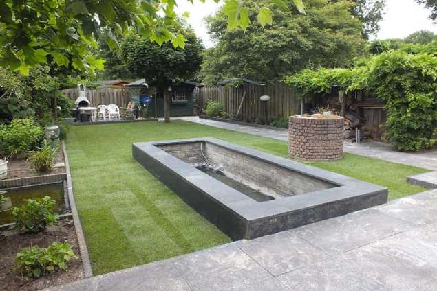 images/renee vijver/strakke vijver in een groen gazon. de vijver steekd 30 cm boven de grond uit vught hovenier-635x424-096