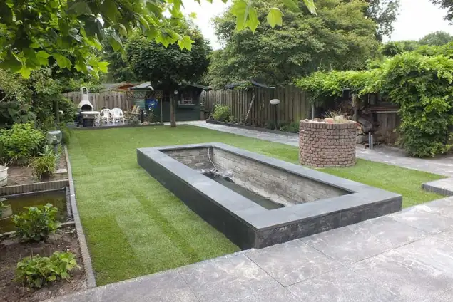 images/renee vijver/strakke vijver in een groen gazon. de vijver steekd 30 cm boven de grond uit vught hovenier-635x424-1d3