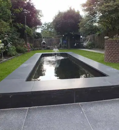 images/renee vijver/strakke vijver met vietnammees hardstenen rand 35x150x3cm vast metslen vijverrand met cement-390x424-4a8
