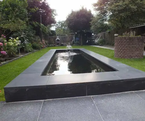 images/renee vijver/strakke vijver met vietnammees hardstenen rand 35x150x3cm vast metslen vijverrand met cement-510x424-8ef