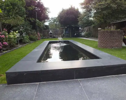 images/renee vijver/strakke vijver met vietnammees hardstenen rand 35x150x3cm vast metslen vijverrand met cement-530x424-a9d