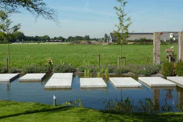 betontegels in het water in waspik door a van spelde hoveniers tilburg