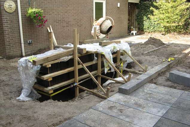 stellen van de bak voor de betonmuur met rvs waterelement de platen zijn van aziatisch multie betonplex de wanden zijn ingeolied met bekistingsolie maken bekisting voor betonmuur strak en modern tuinontwerp