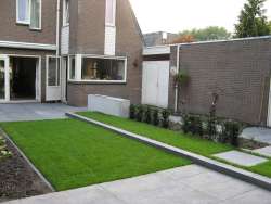 tuinontwerp met schellevis-tegels 50x100 verdiept grasveld