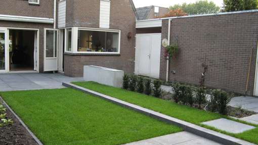 tuinontwerp met schellevis-tegels 50x100 verdiept grasveld