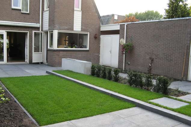 tuinontwerp met schellevis-tegels 50x100 verdiept grasveld