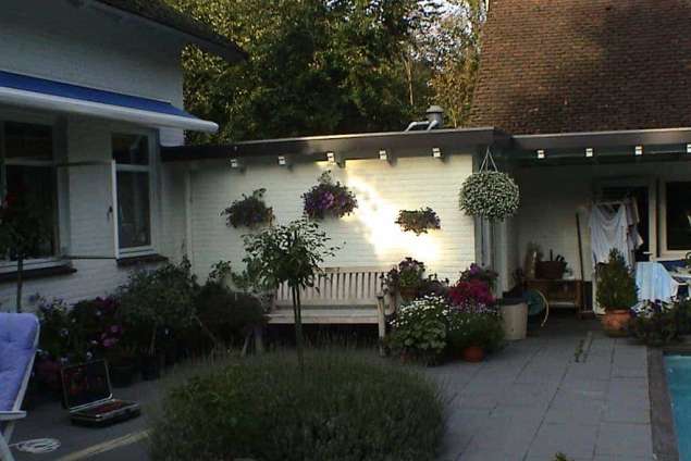 terras van 40*40 tegels met diverse potten met zomergoed