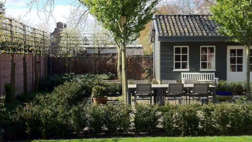 grasveld aanleggen met maairand 5/15/100in een tuin in udenhout met taxus en beuken hagen 