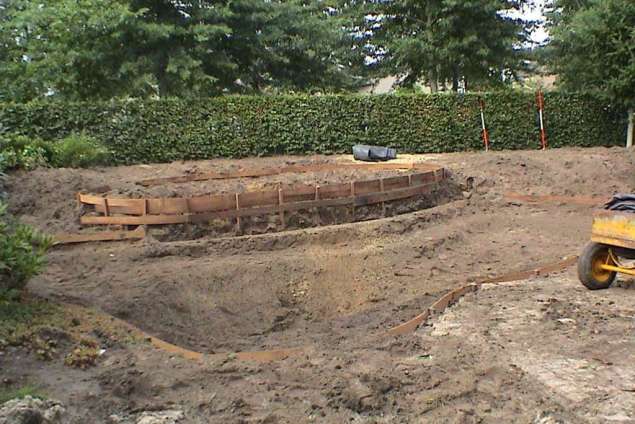 uitgraven vijver met hanix mini kraan 800 kilo hovenier Tilburg Eindhoven Breda Vught Den Bosch