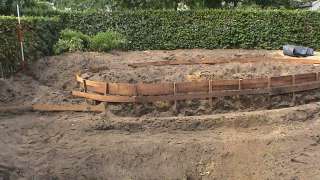 de aanleg van de tuin met hardhouten strips 5x10 mm vastgezet met rvs schroeven