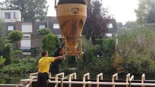 tuinarchitectuur Tilburg, betonmuur 100 cm hoog met taxus baccata en zwarte basalt 24/32 mm tuin aanleggen hovenier Brabant Dordrecht Zevenbergen Utrecht Waalwijk tuinontwerp