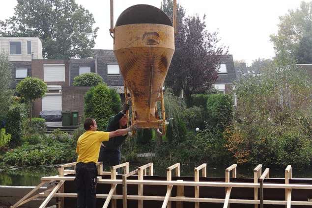 tuinarchitectuur Tilburg, betonmuur 100 cm hoog met taxus baccata en zwarte basalt 24/32 mm tuin aanleggen hovenier Brabant Dordrecht Zevenbergen Utrecht Waalwijk tuinontwerp