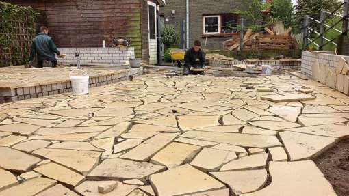 leggen van flagstone op een cementdekvloer op een ondergrond van beton flagstones flagstone leveren leggen zetten vastbranden, in tilburg oisterwijk breda eindhoven vught waalwijk utrecht