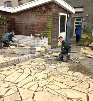 images/vlaardingen/leggen van flagstonen op een betonvloer de flagstones liggen in een cementdekvloer-390x424-c0b