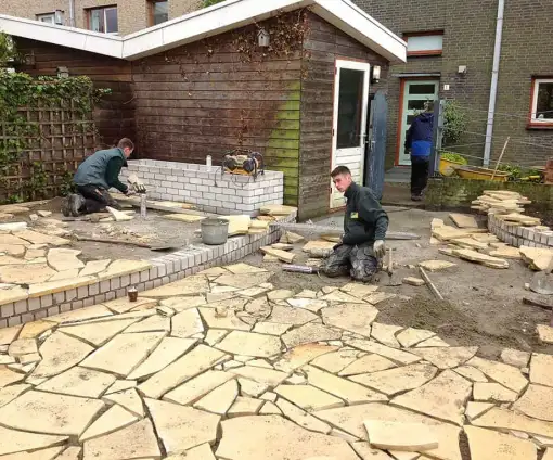 images/vlaardingen/leggen van flagstonen op een betonvloer de flagstones liggen in een cementdekvloer-510x424-fcf