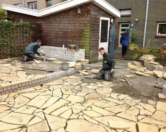 images/vlaardingen/leggen van flagstonen op een betonvloer de flagstones liggen in een cementdekvloer-530x424-702