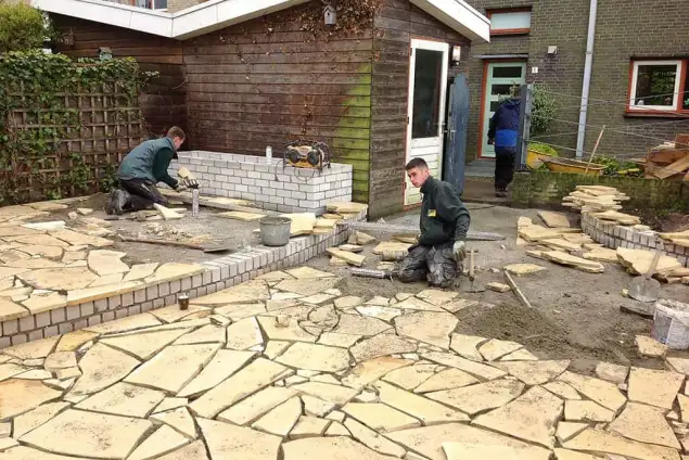 images/vlaardingen/leggen van flagstonen op een betonvloer de flagstones liggen in een cementdekvloer-635x424-360