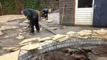 images/vlaardingen/uitzetten tuin bepalen hoogtes en leggen van flagstones-210x119-d50