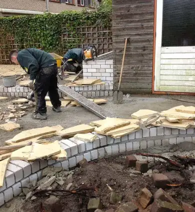 images/vlaardingen/uitzetten tuin bepalen hoogtes en leggen van flagstones-390x424-c0b
