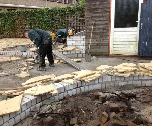 images/vlaardingen/uitzetten tuin bepalen hoogtes en leggen van flagstones-510x424-fcf