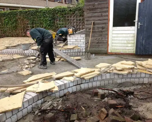 images/vlaardingen/uitzetten tuin bepalen hoogtes en leggen van flagstones-530x424-702