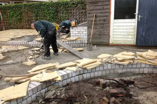 images/vlaardingen/uitzetten tuin bepalen hoogtes en leggen van flagstones-635x424-360