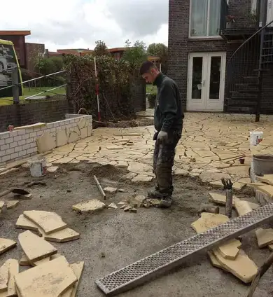 images/vlaardingen/vastzetten flagstones op een muur-390x424-c0b