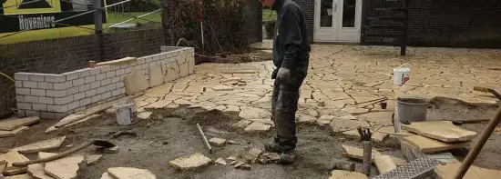 images/vlaardingen/vastzetten flagstones op een muur-550x197-67d