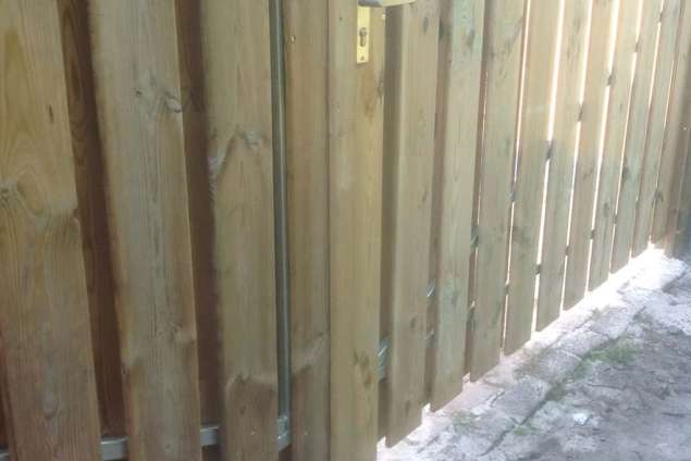 Dubbel tuinpoort van geinpregneerd grenen, de poort is gemaakt op een stalen frame, de planken zijn om en om gemonteerd