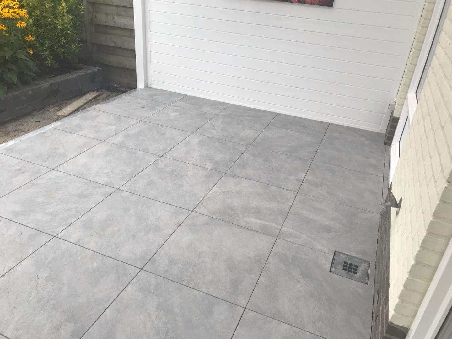 0000nieuws/2020/zeewolde-flagstone/keramische-tegels-leggen-2.jpeg