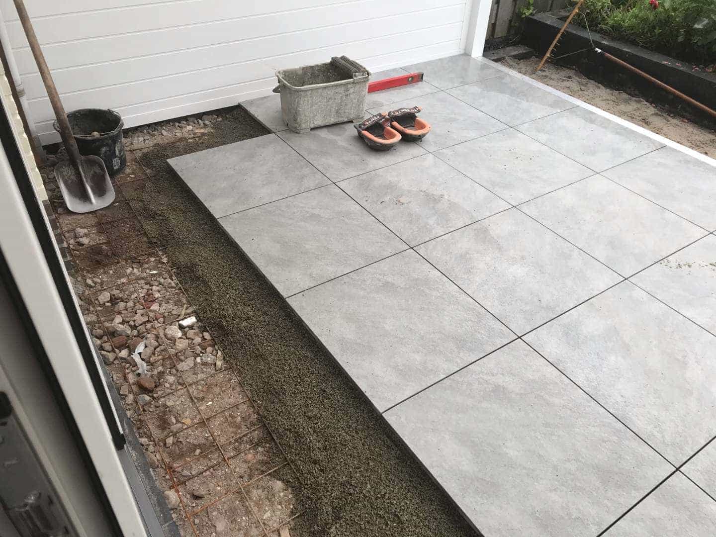 0000nieuws/2020/zeewolde-flagstone/keramische-tegels-leggen-4.jpeg