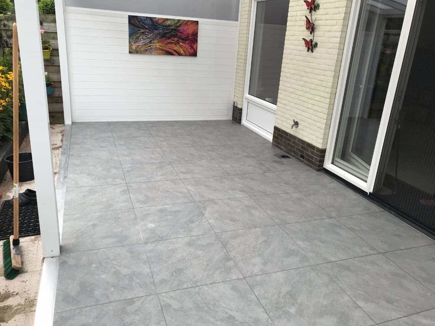 0000nieuws/2020/zeewolde-flagstone/keramische-tegels-leggen-voegwerk.jpeg