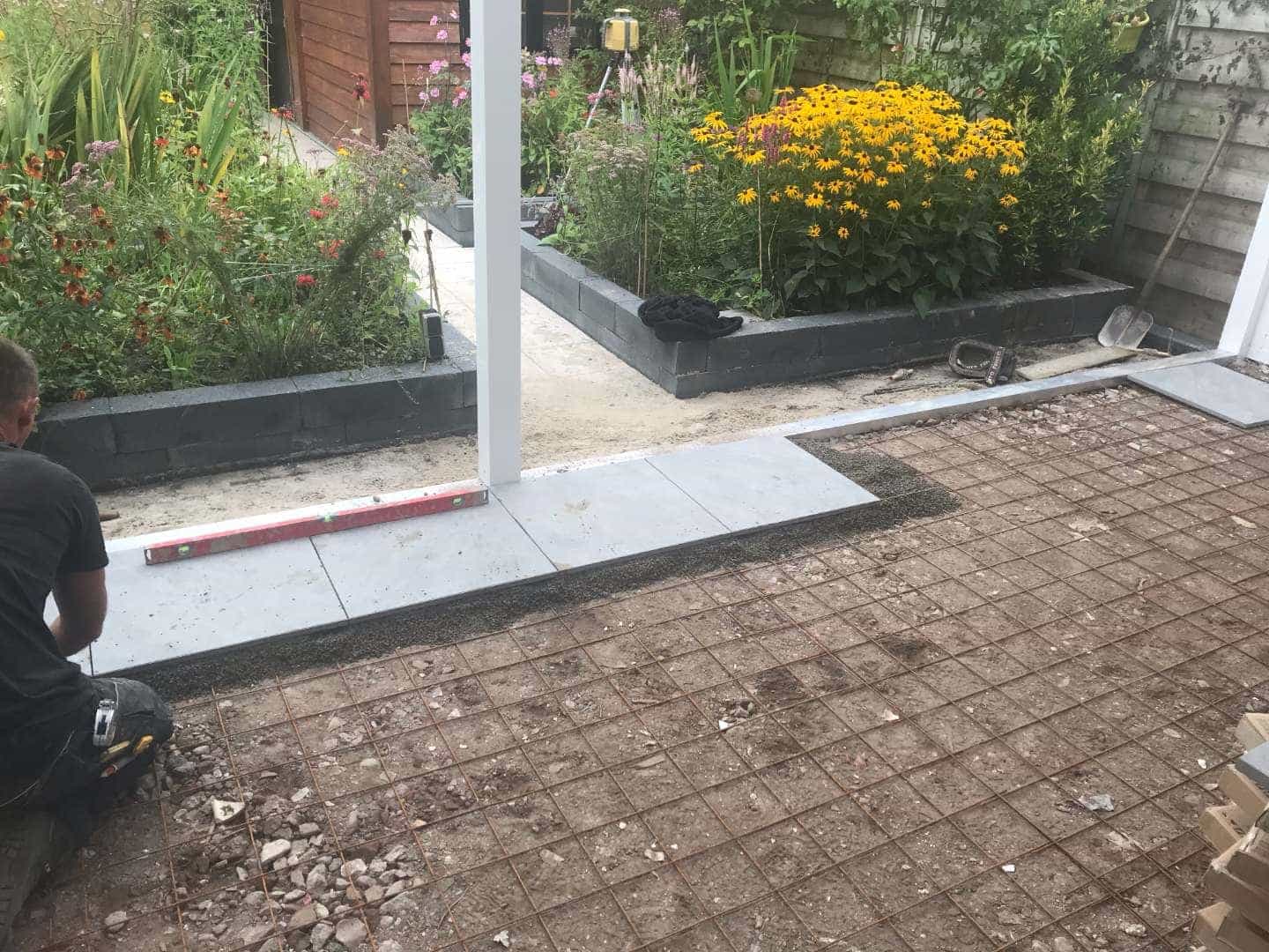 0000nieuws/2020/zeewolde-flagstone/keramische-tegels-leggen.jpeg