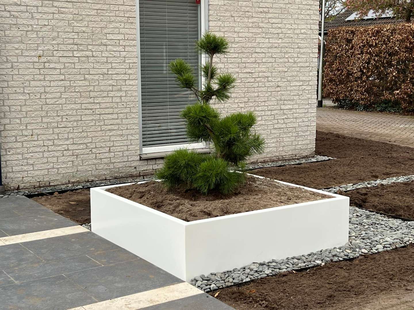 0000nieuws/2022/11-3-arjan/1-luxe-strakken-voortuin-aanleggen-tilburg-witte-planten-bakken-steenstrips-achtertuin-voortuin(1)