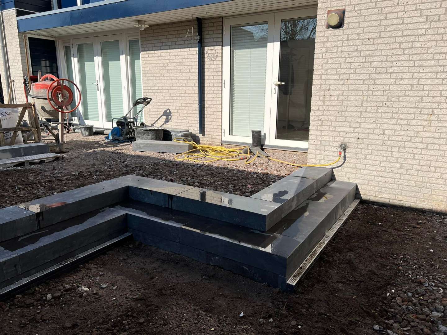 0000nieuws/2022/16-3-steenstrips/aanleg-achtertuin-tilburg-keramische-tuintegels-hovenier-vakman
