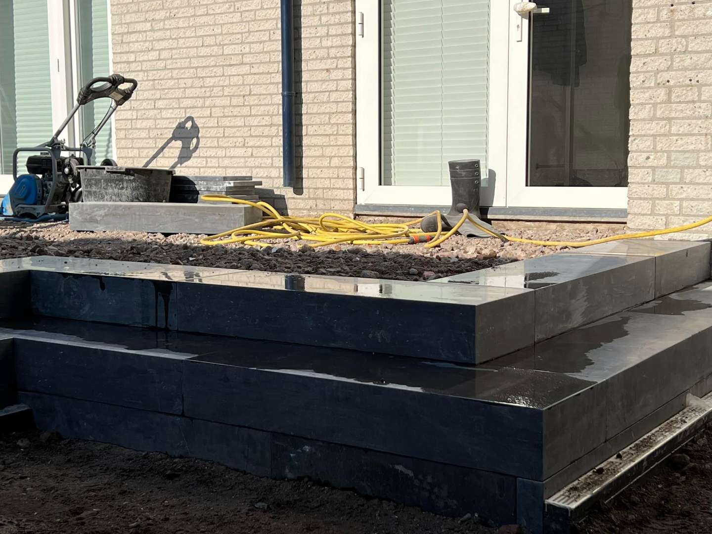 0000nieuws/2022/16-3-steenstrips/aanleg-achtertuin-tilburg-keramische-tuintegels-hovenier