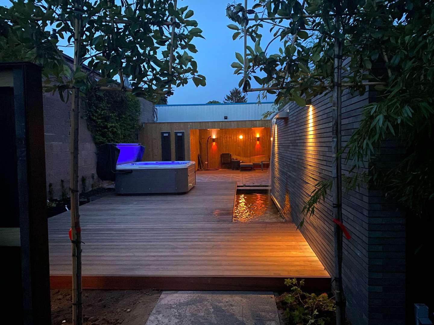 0000nieuws/2022/19-7-geldermalsen-boom-kap/luxe-wellness-tuin-aanleggen-tilburg-breda-sfeer-verlichting