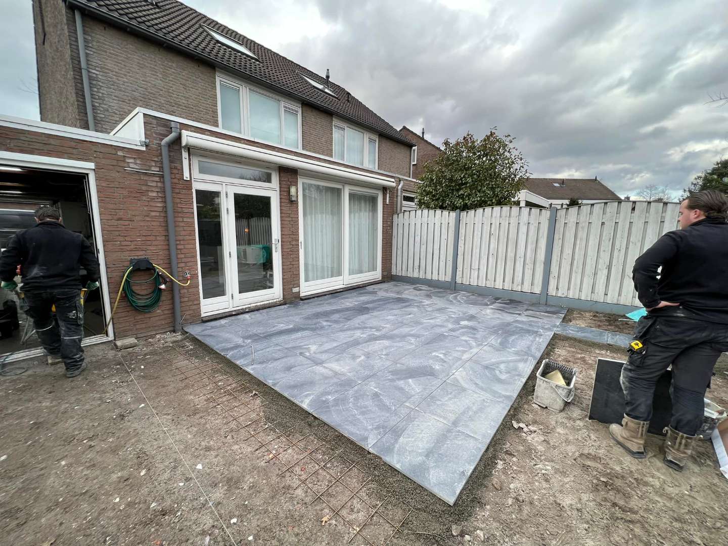 0000nieuws/2022/keramische-tuintegels-leggen-kaatsheuvel/keramische-tuintegels-leggen-met-luxe-maatwerk-tuinoverkapping-60x60-tegels-achtertuin3