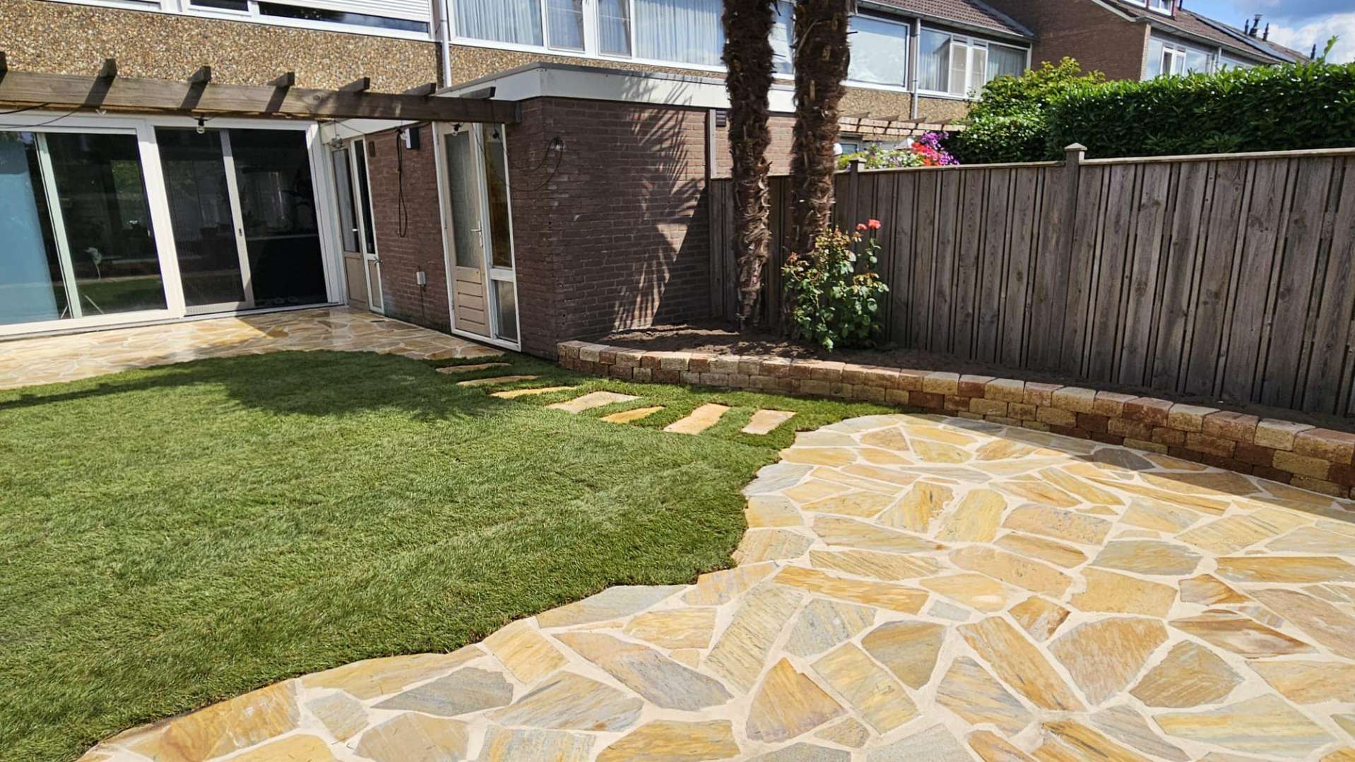 0000nieuws/2023/10-flagstone-terras-aanleggen-eindhoven/flagstone-leggen-terras-yellow-brasil-eindhoven-tuinmuurtje-pilestone-3